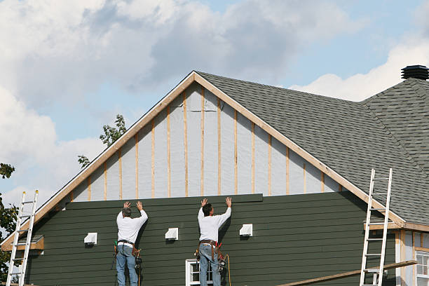 Professional Siding Replacement technician working in Warren, IL